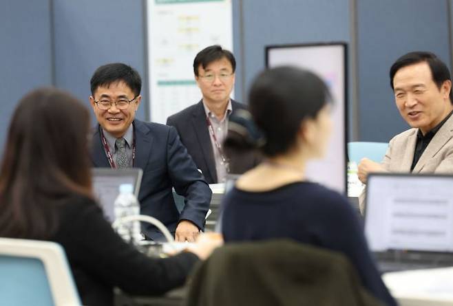 임태희 경기도교육감이 14일 대학수학능력시험 종합상황실을 찾아 관계자들과 이야기를 나누고 있다. 경기도교육청 제공