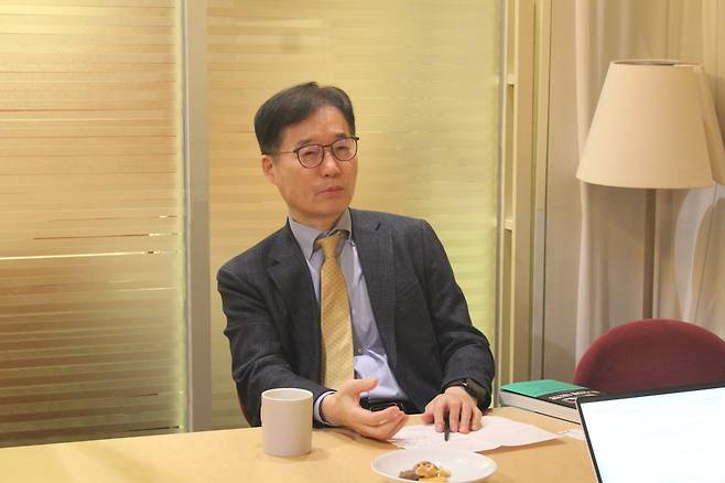 이근 서울대 경제학부 석좌교수는 WEEKLY BIZ 인터뷰에서 "내년에 한국은 수출이 꺾이고, 내수가 줄어드는 이중고에 시달리게 될 것"이라며 "한국 정부와 기업은 전 세계적으로 강화되는 보호무역주의에서 살길을 찾아 동분서주해야 한다"고 말했다.