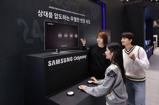 삼성전자 모델이 지스타 2024 오디세이 모니터 체험존 'All Ready. OLED'에서 오디세이 모니터의 높은 주사율을 경험할 수 있는 '동체 시력 테스트'를 체험하고 있다.ⓒ삼성전자