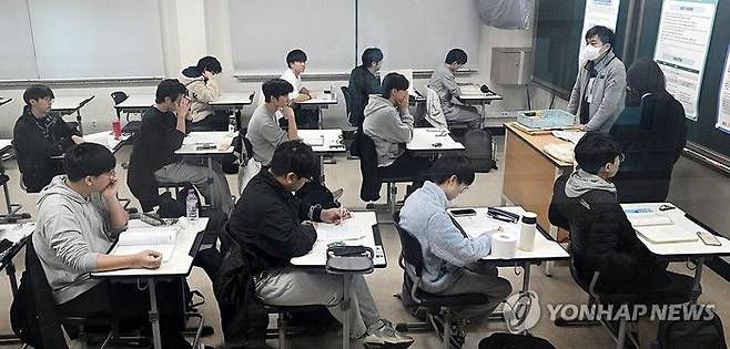 2025학년도 대학수학능력시험(수능)이 치러진 14일 오전 대전 서구 만년고등학교에 마련된 시험장에서 수험생들이 시험을 준비하고 있다.ⓒ연합뉴스
