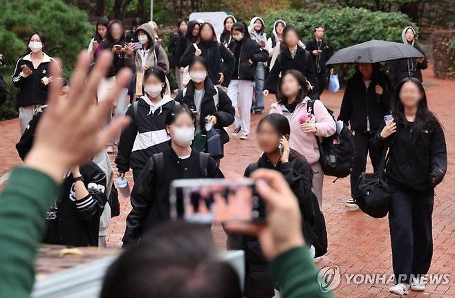 대학수학능력시험이 치러진 14일 오후 서울 이화여고에서 시험을 마친 수험생들이 시험장을 나서고 있다. ⓒ연합뉴스