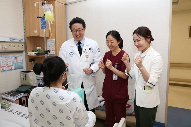 수능 하루 전(13일) 서울성모병원 의료진이 갑작스러운 혈액암 진단으로 입원 치료가 필요해 병원에서 시험을 치르게 될 수험생을 응원하고 있다. 사진=서울성모병원 제공