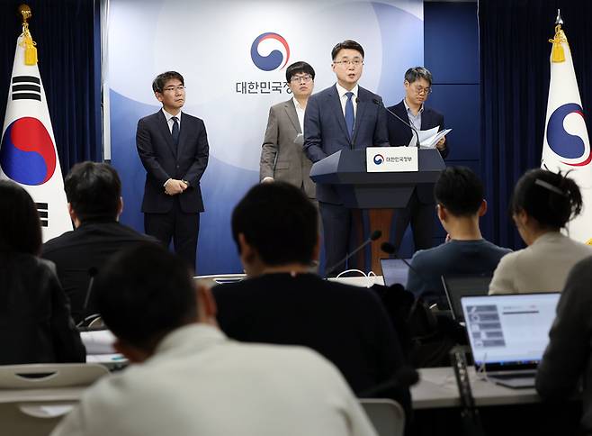 류제명 과학기술정보통신부 네트워크정책실장이 14일 오후 서울정부서울청사에서 IP 카메라 보안 강화 방안을 브리핑한 뒤 취재진의 질문에 답하고 있다. 연합뉴스