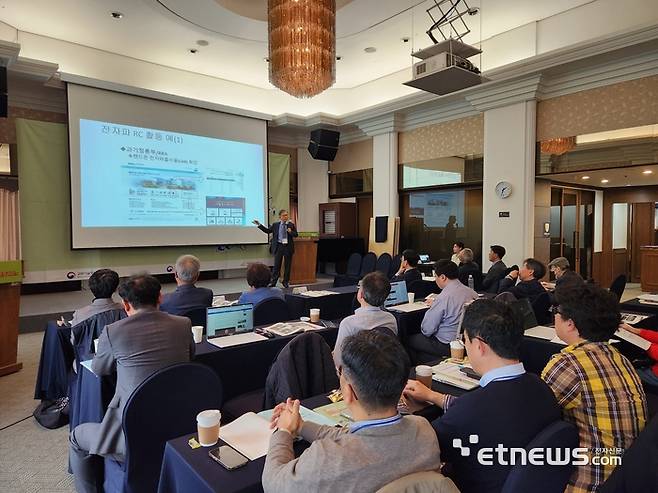 과학기술정보통신부 국립전파연구원 주관으로 14일 서울 프레스센터에서 열린 제12회 전자파 안전포럼에서 김남 충북대 교수가 발표를 하고 있다.