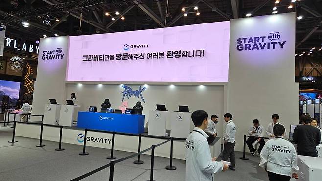 관람객들을 기다리는 메인 부스