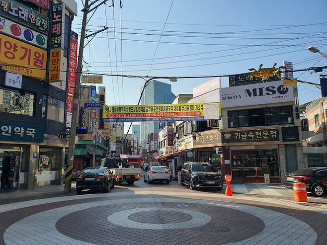 경기도 안양시 ‘2030 안양도시주거환경정비 기본계획(변경)’에 정비예정구역으로 검토 중인 인덕원역 주변 동안구 관양동 일대. 이정하 기자