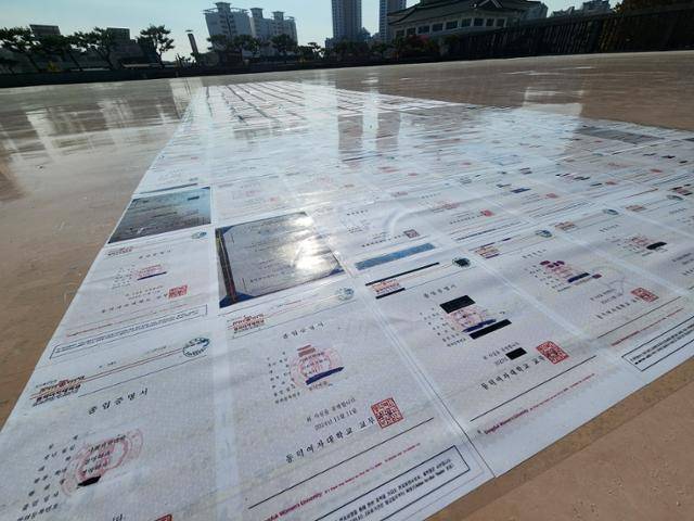 12일 오전 서울 성북구 동덕여대 구령대 앞에 졸업생들의 졸업증명서가 붙어 있다. 연합뉴스