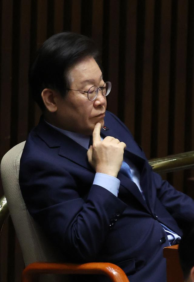 이재명 더불어민주당 대표가 14일 국회에서 열린 제418회 국회(정기회) 제12차 본회의에서 생각에 잠겨 있다. 뉴시스