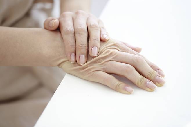 설거지나 집안일을 할 땐 꼭 고무장갑을 착용하고, 손을 씻은 후 보습제를 항상 발라야 손등 주름을 예방할 수 있다.​/​사진=클립아트코리아