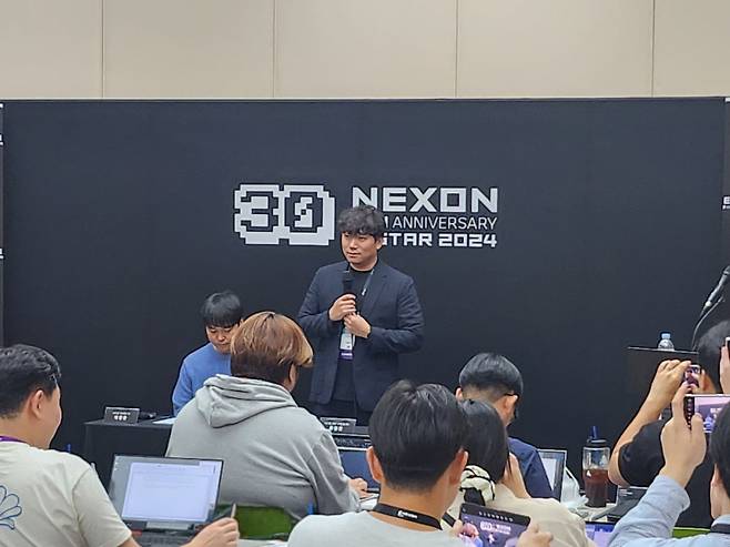 윤명진 네오플 대표가 14일 부산 벡스코에서 열린 '프로젝트 오버킬' 기자간담회에서 신작의 매력을 소개하고 있다. IS포토