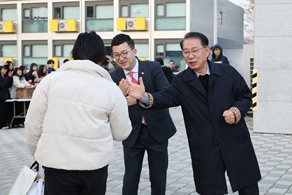 송인헌 괴산군수가 대학수학능력시험일인 14일, 이태훈(가운데) 충북도의원과 함께 괴산고등학교에서 수험생들을 격려하고 있다.  [사진=괴산군]