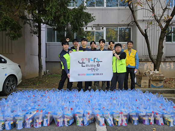 대구교통공사 신입직원들이 취약계층에 대한 도시락 배달에 앞서 따뜻한 나눔의 정을 전파하기 위한 결의를 하고 있다 [사진=대구교통공사]