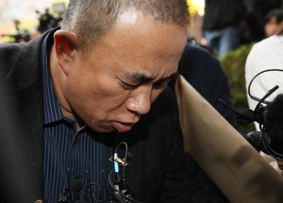 윤석열 대통령 부부 공천 개입 의혹의 핵심 인물인 명태균 씨가 14일 오후 공천을 대가로 정치자금을 주고받은 혐의(정치자금법 위반)로 경남 창원시 성산구 창원지방법원에서 열린 구속 전 피의자 심문(영장실질심사)에 출석하고 있다. 뉴스1