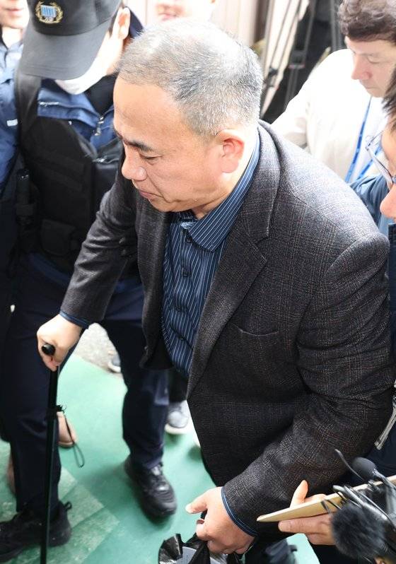 윤석열 대통령 부부의 공천 개입 의혹 관련 핵심 인물인 명태균씨가 14일 오후 구속 전 피의자 심문을 받기 위해 창원지법에 출석하고 있다. 송봉근 기자