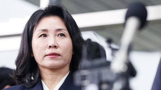 공직선거법 위반 혐의로 불구속 기소된 더불어민주당 이재명 대표의 배우자 김혜경 씨가 14일 오후 경기 수원시 영통구 수원지방법원에서 열린 선고공판을 마치고 나와 취재진의 질문을 듣고 있다. 수원지법은 이날 김 씨 공직선거법 위반 혐의 선고공판에서 벌금 150만원을 선고했다. 뉴스1