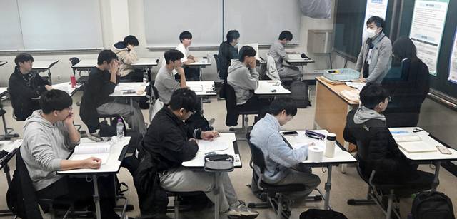 ▲ [긴장되는 시간] 025학년도 대학수학능력시험(수능)이 치러진 14일 오전 대전 서구 만년고등학교에 마련된 시험장에서 수험생들이 시험을 준비하고 있다. 연합뉴스