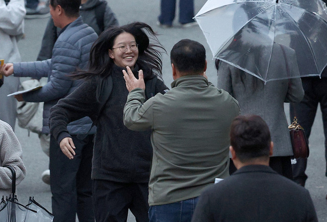 ▲ [수능 끝, 아빠에게로] 2025학년도 대학수학능력시험이 치러진 14일 오후 대구 수성구 혜화여자고등학교 시험장에서 학부모가 시험을 마친 수험생을 반기고 있다. 연합뉴스