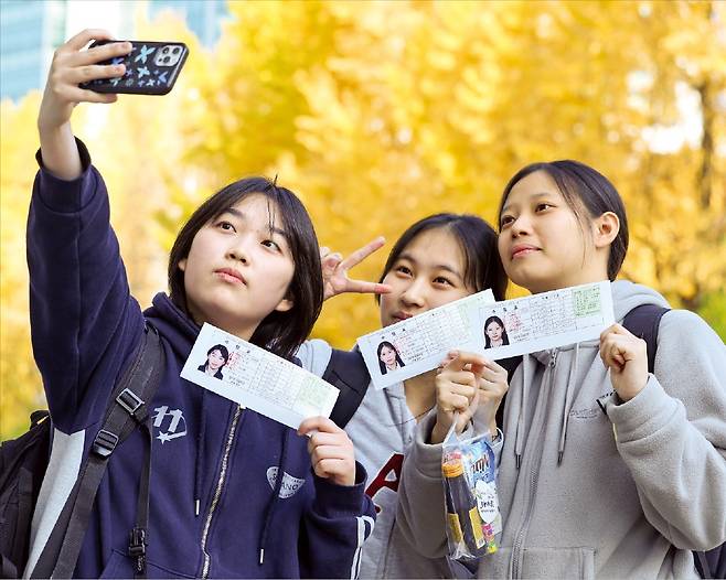 < “수험표 받았어요” > 대학수학능력시험 예비소집일인 13일 서울 순화동 이화여자외국어고 앞에서 수험생들이 수험표를 들고 미소 짓고 있다.  /최혁 기자