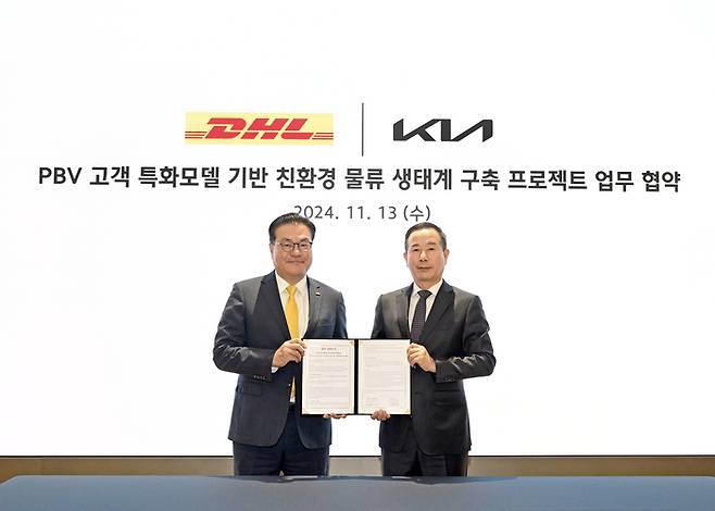 기아가 DHL 코리아와 친환경 물류 운송 혁신 프로젝트 추진을 위한 업무협약(MOU)을 체결했다. 지난 13일 브랜드 체험관인 Kia360(서울 압구정 소재)에서 열린 협약식에서 기아 국내사업본부장 정원정 부사장(오른쪽)과 DHL 코리아 한지헌 대표가 기념촬영을 하고 있다. 기아 제공