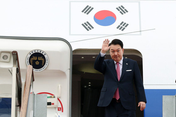 President Yoon Suk Yeol waves at Seoul Air Base in Seongnam, south of Seoul, on Thursday before his departure for Peru to attend the Asia-Pacific Economic Cooperation (APEC) summit. [NEWS1]