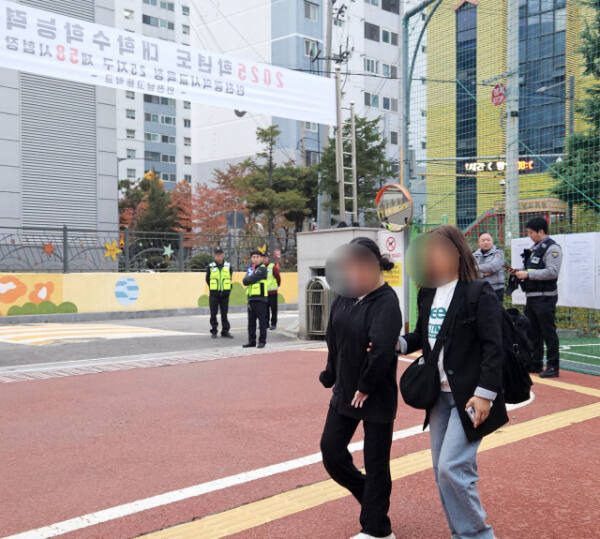 14일 오전 인천 남동구 간석동 인천남고에 시험을 치르러 온 홍연우양(19)이 어머니와 함께 들어서고 있다. 박귀빈기자