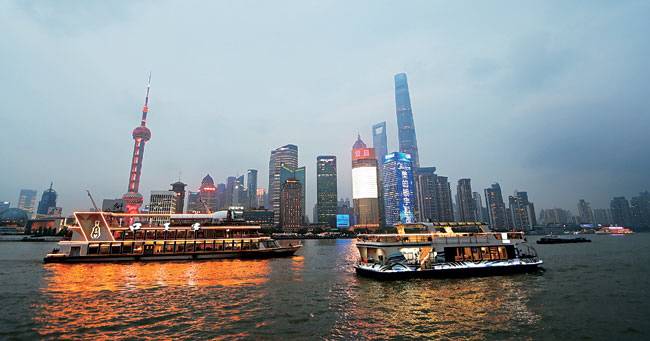 와이탄에서 본 상하이 황푸강 유람선과 야경. 상하이를 대표하는 이미지다. 유람선 뒤쪽에 동방명주탑이 보인다.