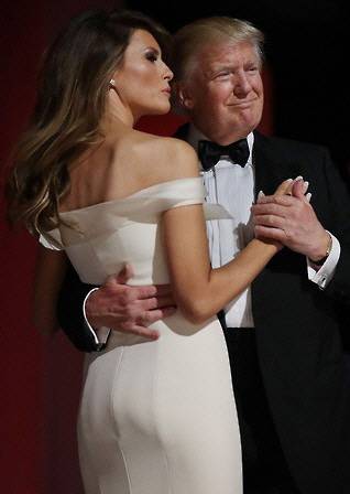 멜라니아 트럼프(왼쪽) 여사가 남편과 함께 무도회에서 춤을 추는 모습. 연합뉴스