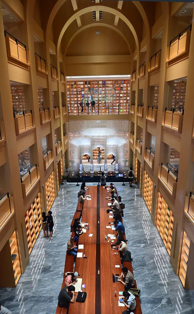 영국의 건축가 데이비드 치퍼필드가 설계한 쉬자후이 도서관의 아트리움 공간. 뒤쪽에 하얗게 빛나는 게 3D 프린팅 기술로 모사한 ‘투산완(土山灣) 패루’다.