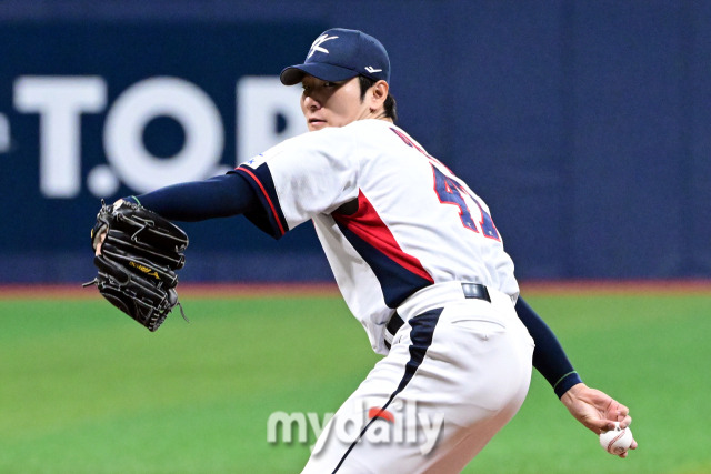 대한민국 야구대표팀 곽빈이 1일 오후 서울 고척스카이돔에서 진행된 쿠바 야구대표팀과의 경기에서 선발로 역투를 펼치고 있다./마이데일리