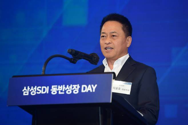 최윤호 삼성SDI 대표이사 사장이 ‘2024년 삼성SDI 동반성장 DAY’에서 환영사를 하고 있다. [삼성SDI 제공]