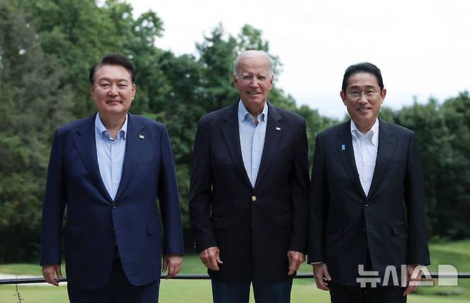 [서울=뉴시스]사진은 지난해 18일(현지시각) 윤석열 대통령이 메릴랜드주 미국 대통령 별장 캠프 데이비드에서 열린 한미일 정상 오찬에서 조 바이든 미국 대통령, 기시다 후미오 당시 일본 총리와 기념촬영하는 모습. (사진=뉴시스DB) 2024.11.14.