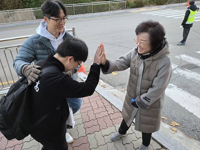 14일 2025학년도 대학수학능력시험이 치러진 청주 세광고등학교에서 손기향 청원고 교장(오른쪽)이 시험실로 향하는 수험생과 하이파이브를 하며 격려하고 있다.2024.11.14.kipoi@newsis.com *재판매 및 DB 금지