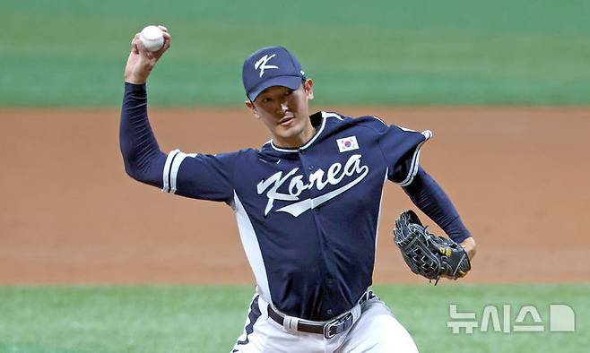 [서울=뉴시스] 김금보 기자 = 2일 서울 구로구 고척스카이돔에서 열린 2024 WBSC 프리미어12 한국 야구대표팀과 쿠바의 2차 평가전, 3회말 한국 고영표가 역투하고 있다. 2024.11.02. kgb@newsis.com