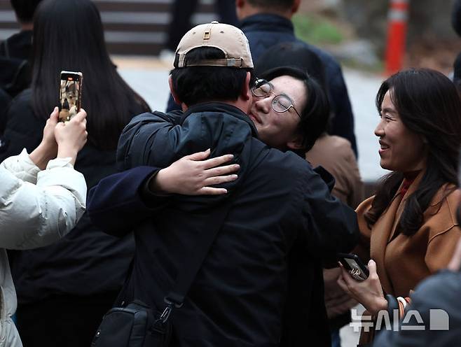 [인천=뉴시스] 전진환 기자 = 2025학년도 대학수학능력시험일인 14일 인천 중구 인일여자고등학교에서 수능 시험을 마친 한 수험생이 아빠와 포옹하고 있다.  2024.11.14. amin2@newsis.com