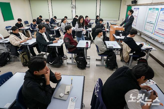 2025학년도 대학수학능력시험일인 14일 서울 종로구 경복고등학교에서 수험생들이 시험 시작을 기다리고 있다. 사진공동취재단