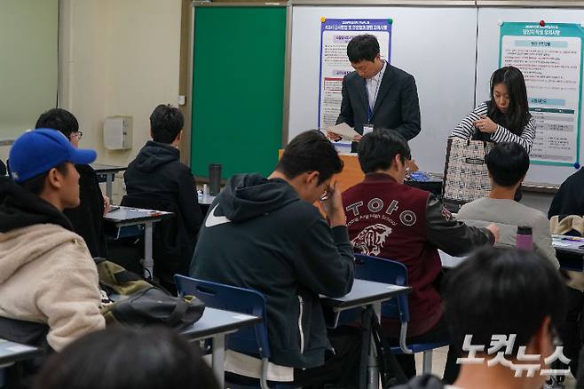 2025학년도 대학수학능력시험일인 14일 서울 종로구 경복고등학교에서 수험생들이 시험 시작을 기다리고 있다. 사진공동취재단