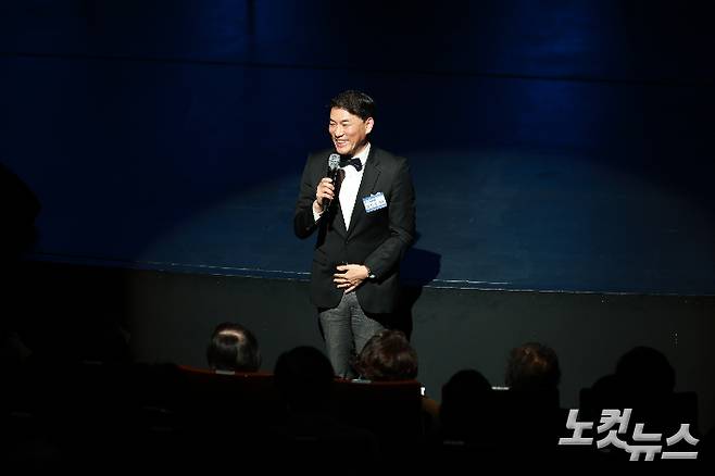 광주CBS가 14일 밤 국립아시아문화전당 2극장에서 63주년 감사 음악회를 개최했다. 광주CBS 권신오 대표가 감사의 인사를 전하고 있다.