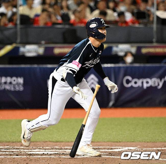 [OSEN=타이베이(대만), 이대선 기자] 그 어떤 대표팀보다 분위기가 좋다고 자부했던 류중일호가 프리미어12 B조 조별예선 첫 경기에서 충격패를 당했다.&nbsp;류중일 감독이 이끄는 한국 야구대표팀은 13일 대만 타이베이 타이베이돔에서 펼쳐진 2024 WBSC 프리미어12 B조 조별예선 대만과의 1차전에서 3-6으로 패했다.&nbsp;7회초 1사에서 한국 나승엽이 솔로홈런을 치고 있다. 2024.11.13 /sunday@osen.co.kr