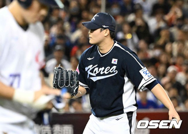 [OSEN=타이베이(대만), 이대선 기자] 13일 오후 대만 타이베이돔에서 세계야구소프트볼연맹(WBSC) 프리미어12 2024 B조 1차전 대한민국과 대만의 경기가 열렸다.대한민국은 1차전 선발투수로 고영표, 대만은 린위민을 내세웠다.5회말 2사 한국 최지민이 대만 린안커에게 몸 맞는 공을 던진 뒤 아쉬워하고 있다. 2024.11.13 /sunday@osen.co.kr