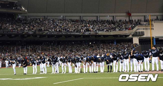 [OSEN=타이베이(대만), 이대선 기자] 그 어떤 대표팀보다 분위기가 좋다고 자부했던 류중일호가 프리미어12 B조 조별예선 첫 경기에서 충격패를 당했다.&nbsp;류중일 감독이 이끄는 한국 야구대표팀은 13일 대만 타이베이 타이베이돔에서 펼쳐진 2024 WBSC 프리미어12 B조 조별예선 대만과의 1차전에서 3-6으로 패했다.&nbsp;패배를 거둔 한국이 관중들을 향해 인사하고 있다. 2024.11.13