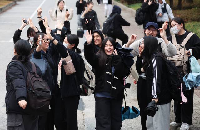▲2025학년도 대학수학능력시험일인 14일 오후 경기도 수원시 팔달구 영복여자고등학교에서 시험을 마친 수험생들이 환하게 웃으며 시험장을 나오고 있다. ⓒ연합뉴스
