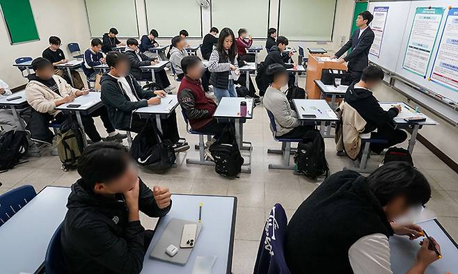 14일 서울 종로구 경복고등학교에서 수험생들이 시험 시작을 기다리고 있다. 사진공동취재단