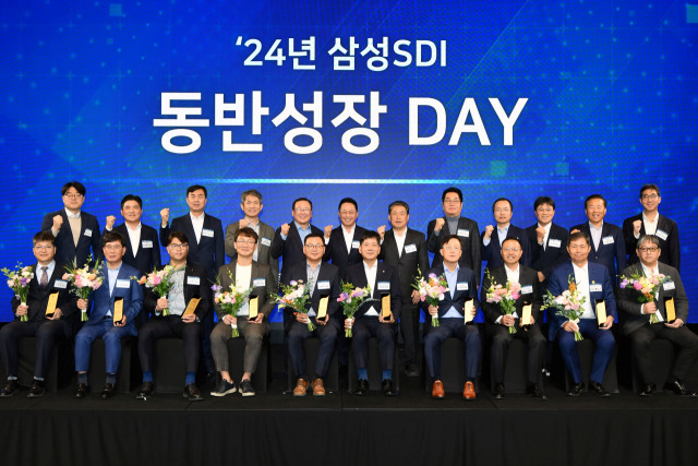 13일 서울 판교에서 열린 삼성SDI ‘동반성장 데이’에 참석한 최고경영자(CEO)들이 기념촬영을 하고 있다. 사진제공=삼성SDI