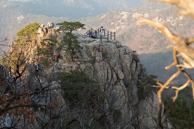관악산은 높이에 비해 산세가 제법 험해 등산화와 같은 등산장비가 필요하다. 서울 도심등산관광센터(관악산)은 외국인 관광객에게 다양한 등산용품을 저렴한 비용으로 대여해 준다                                       사진제공｜서울관광재단