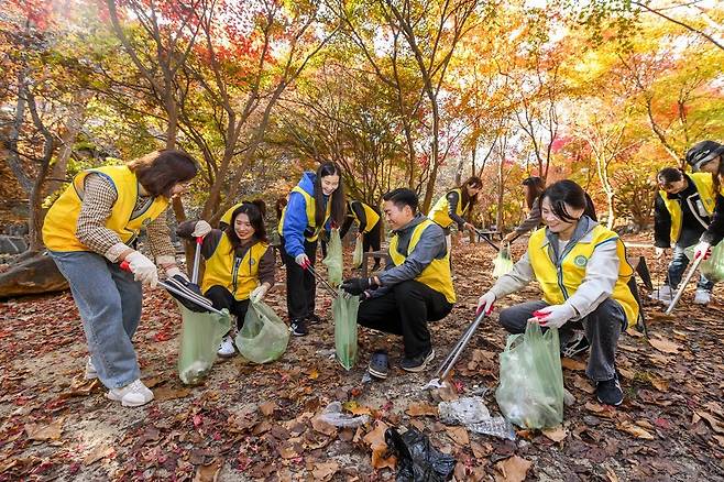 하나님의 교회 신자들과 이들의 가족, 이웃 500여 명이 13일 동두천시 소요산에서 ‘희망의숲’ 캠페인을 진행해 쓰레기와 낙엽 등을 수거했다.     (사진제공=하나님의교회 세계복음선교협회)