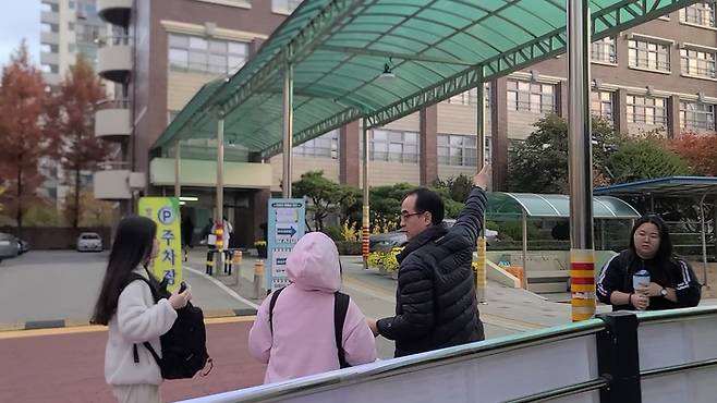 14일 경기도 고양시 덕양구 행신고등학교 앞에서 수험생들이 선생님들 도움 아래 자신의 시험장 교실을 찾고 있다. 사진 | 손재철기자