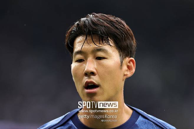 ▲ 손흥민의 계약 연장 소식은 축구계의 주목을 끌고 있다. 영국 일간지 텔레그래프가 최근 “토트넘이 조만간 손흥민에 대한 1년 계약 연장 옵션을 발동할 예정”이라며 양측이 연장에 동의하는 분위기임을 전했다. 여기에 14일 ‘HERE WE GO’로 팬들에게 잘 알려진 유럽 축구 이적 전문가 파브리치오 로마노가 “토트넘 구단이 손흥민의 계약을 2026년 6월까지 연장하는 옵션 발동 절차에 들어갔다. 토트넘은 손흥민과 적어도 한 시즌은 동행할 계획”이라고 알리면서 쐐기를 박았다