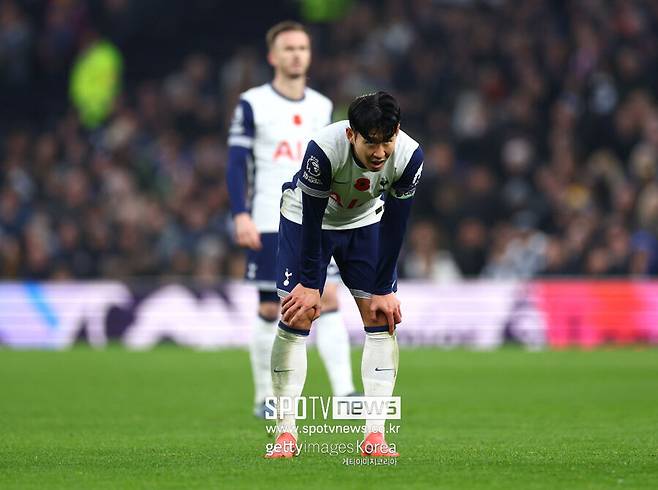▲ 손흥민의 계약 연장 소식은 축구계의 주목을 끌고 있다. 영국 일간지 텔레그래프가 최근 “토트넘이 조만간 손흥민에 대한 1년 계약 연장 옵션을 발동할 예정”이라며 양측이 연장에 동의하는 분위기임을 전했다. 여기에 14일 ‘HERE WE GO’로 팬들에게 잘 알려진 유럽 축구 이적 전문가 파브리치오 로마노가 “토트넘 구단이 손흥민의 계약을 2026년 6월까지 연장하는 옵션 발동 절차에 들어갔다. 토트넘은 손흥민과 적어도 한 시즌은 동행할 계획”이라고 알리면서 쐐기를 박았다