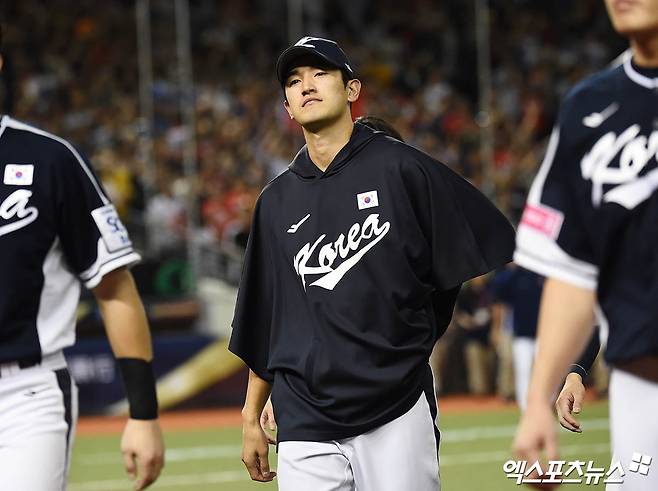 13일 오후 대만 타이베이돔에서 열린 '2024 WBSC(세계야구소프트볼연맹) 프리미어12' B조 조별리그 대한민국과 대만의 경기, 대한민국이 3:6의 스코어로 패배했다.   경기 종료 후 고영표가 그라운드를 빠져나가고 있다. 타이베이(대만), 박지영 기자