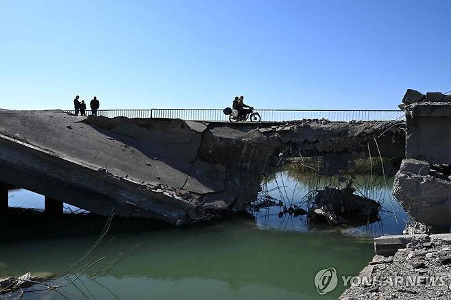 10월말 이스라엘 공습으로 무너진 시리아 쿠사이르 인근 다리 [AFP=연합뉴스 자료사진. 재판매 및 DB 금지]